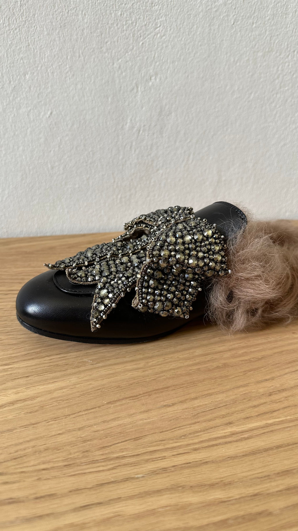 Mules Gucci Princetown in pelle nera con pelliccia e fiocco di cristalli – Taglia 38