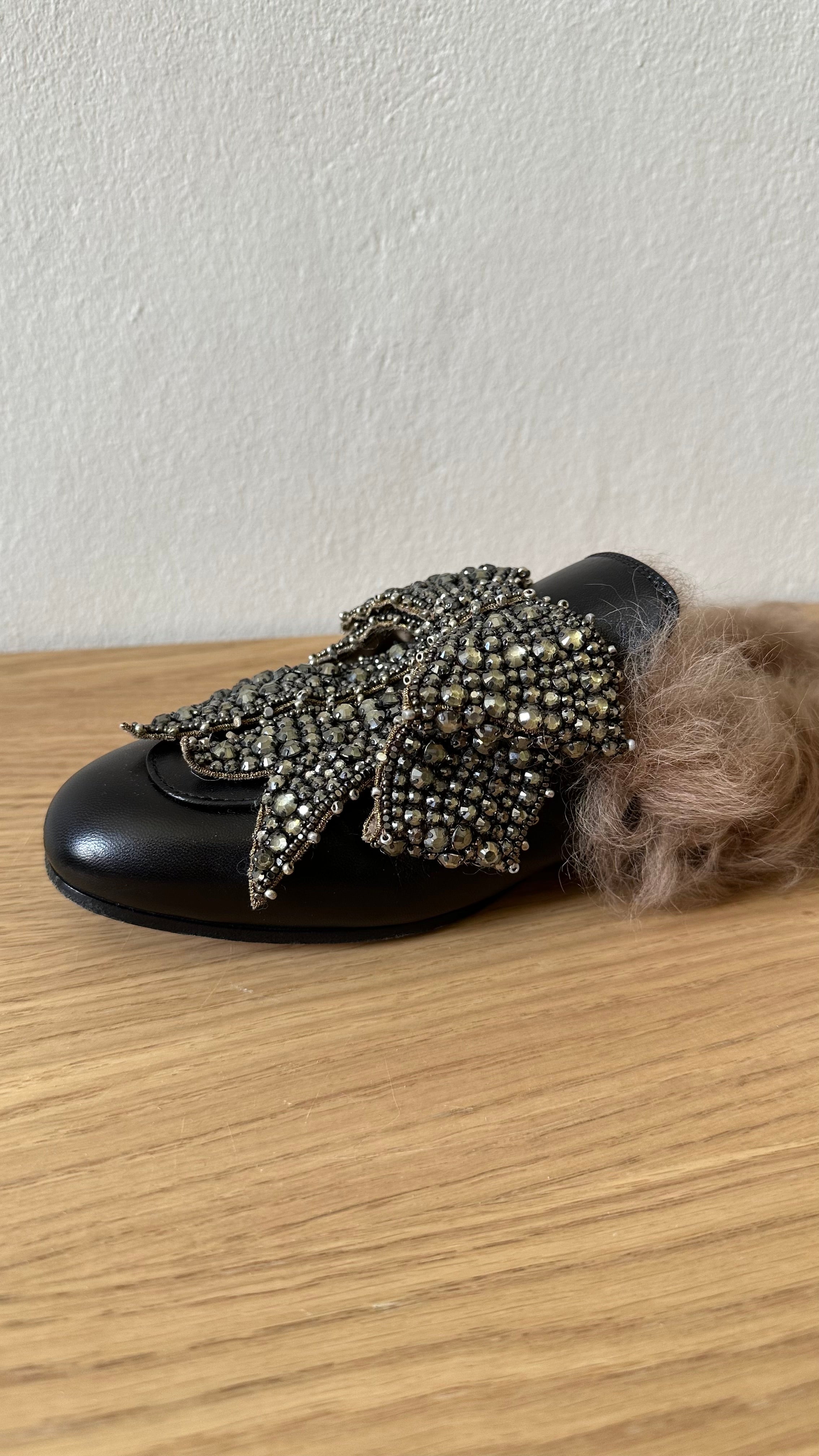 Mules Gucci Princetown in pelle nera con pelliccia e fiocco di cristalli – Taglia 38