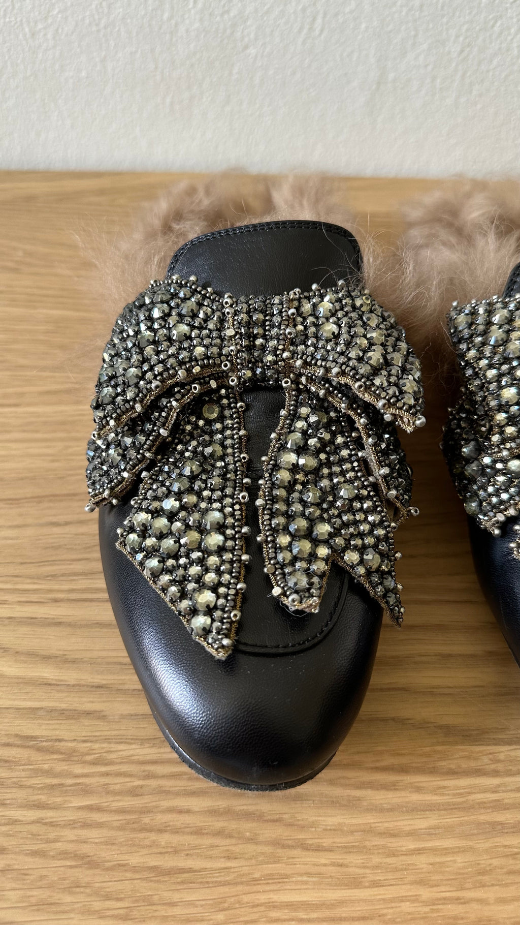Mules Gucci Princetown in pelle nera con pelliccia e fiocco di cristalli – Taglia 38