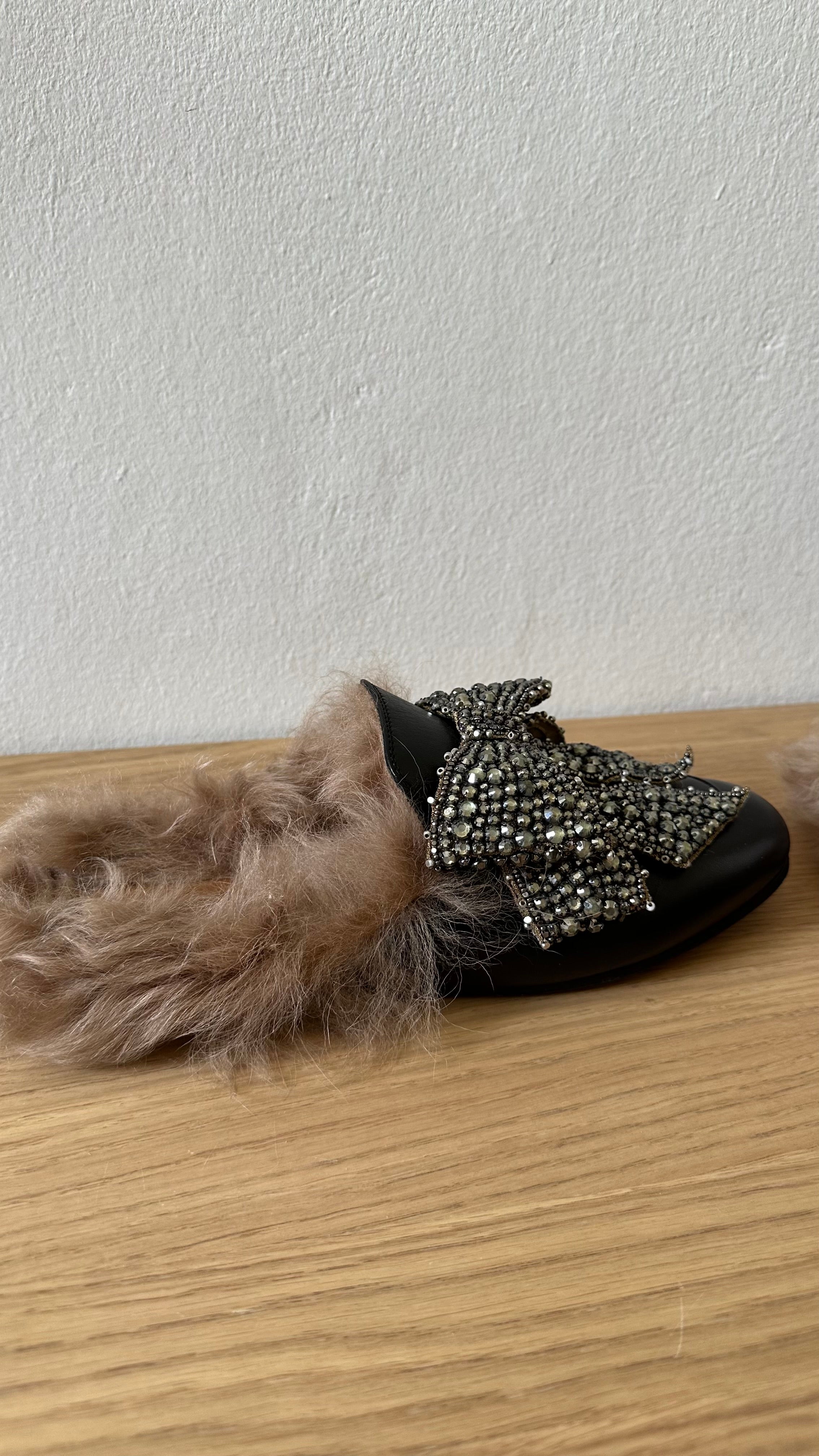 Mules Gucci Princetown in pelle nera con pelliccia e fiocco di cristalli – Taglia 38