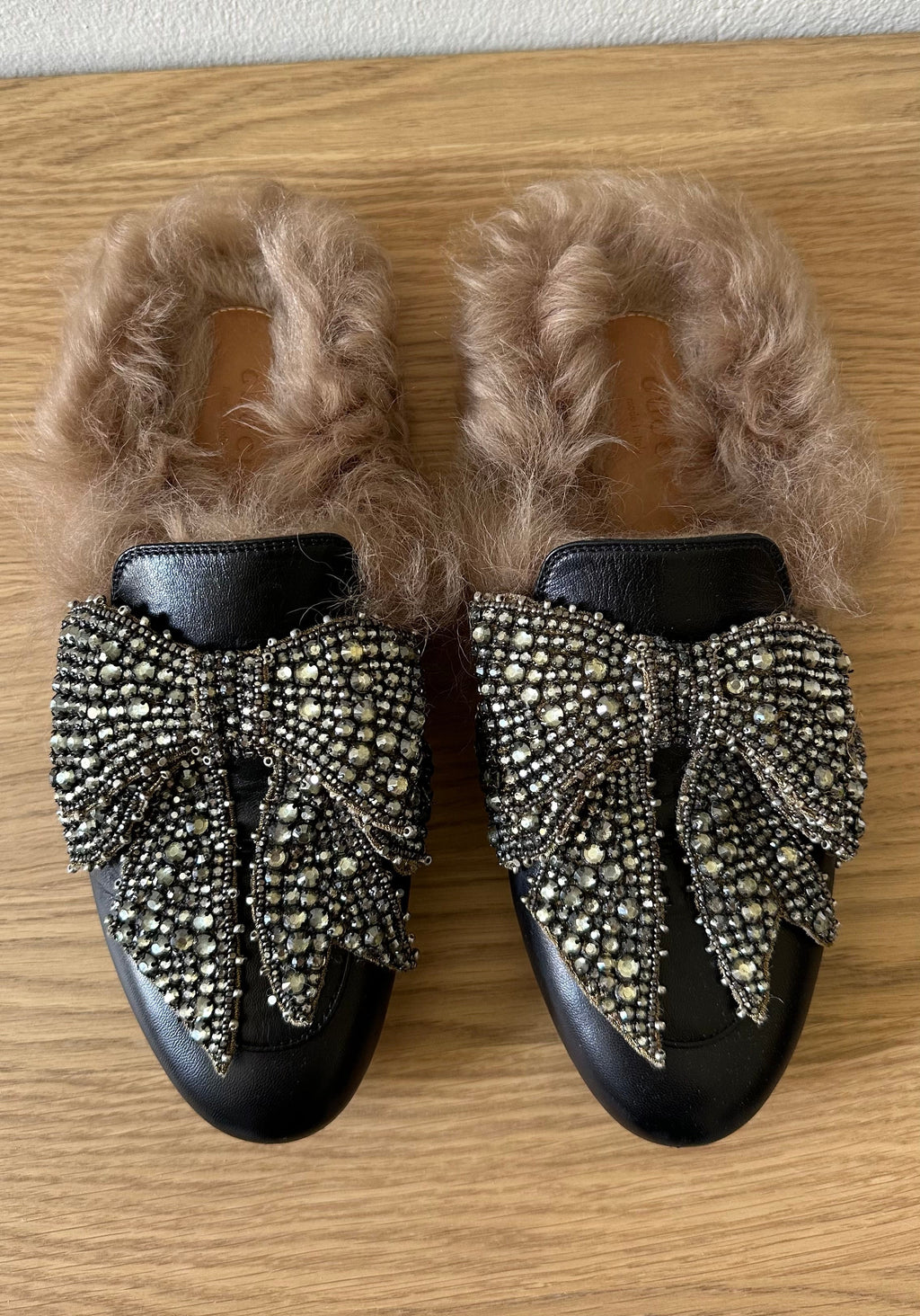 Mules Gucci Princetown in pelle nera con pelliccia e fiocco di cristalli – Taglia 38