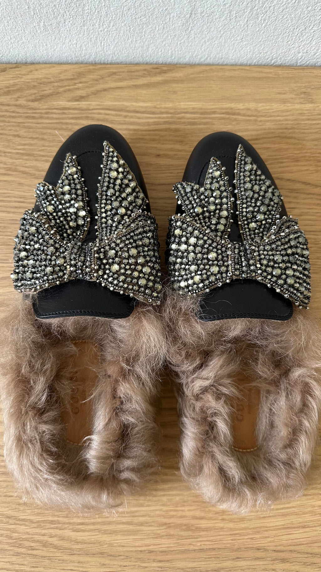 Mules Gucci Princetown in pelle nera con pelliccia e fiocco di cristalli – Taglia 38