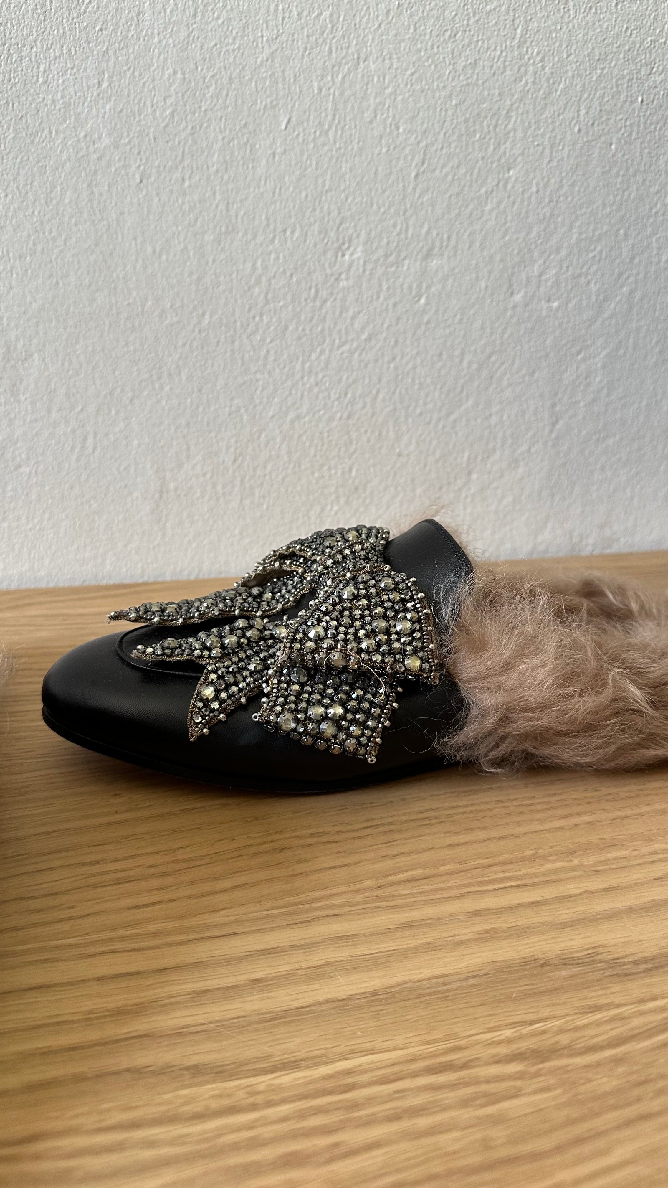 Mules Gucci Princetown in pelle nera con pelliccia e fiocco di cristalli – Taglia 38