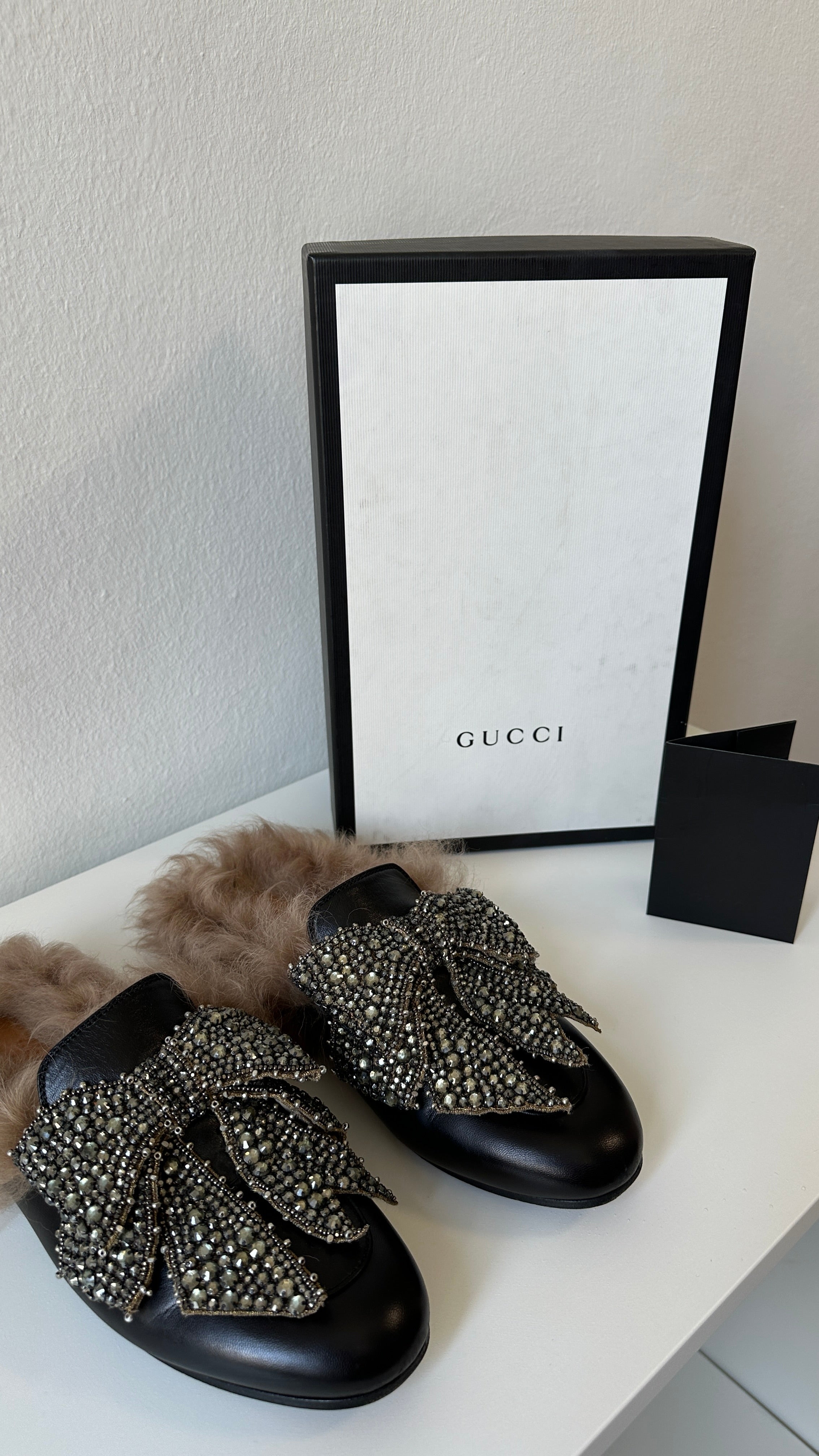 Gucci princetown Fur Mule con fiocco gioiello