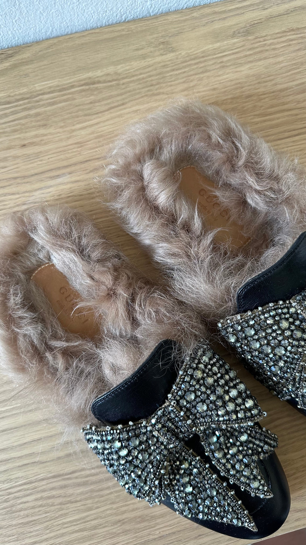 Mules Gucci Princetown in pelle nera con pelliccia e fiocco di cristalli – Taglia 38