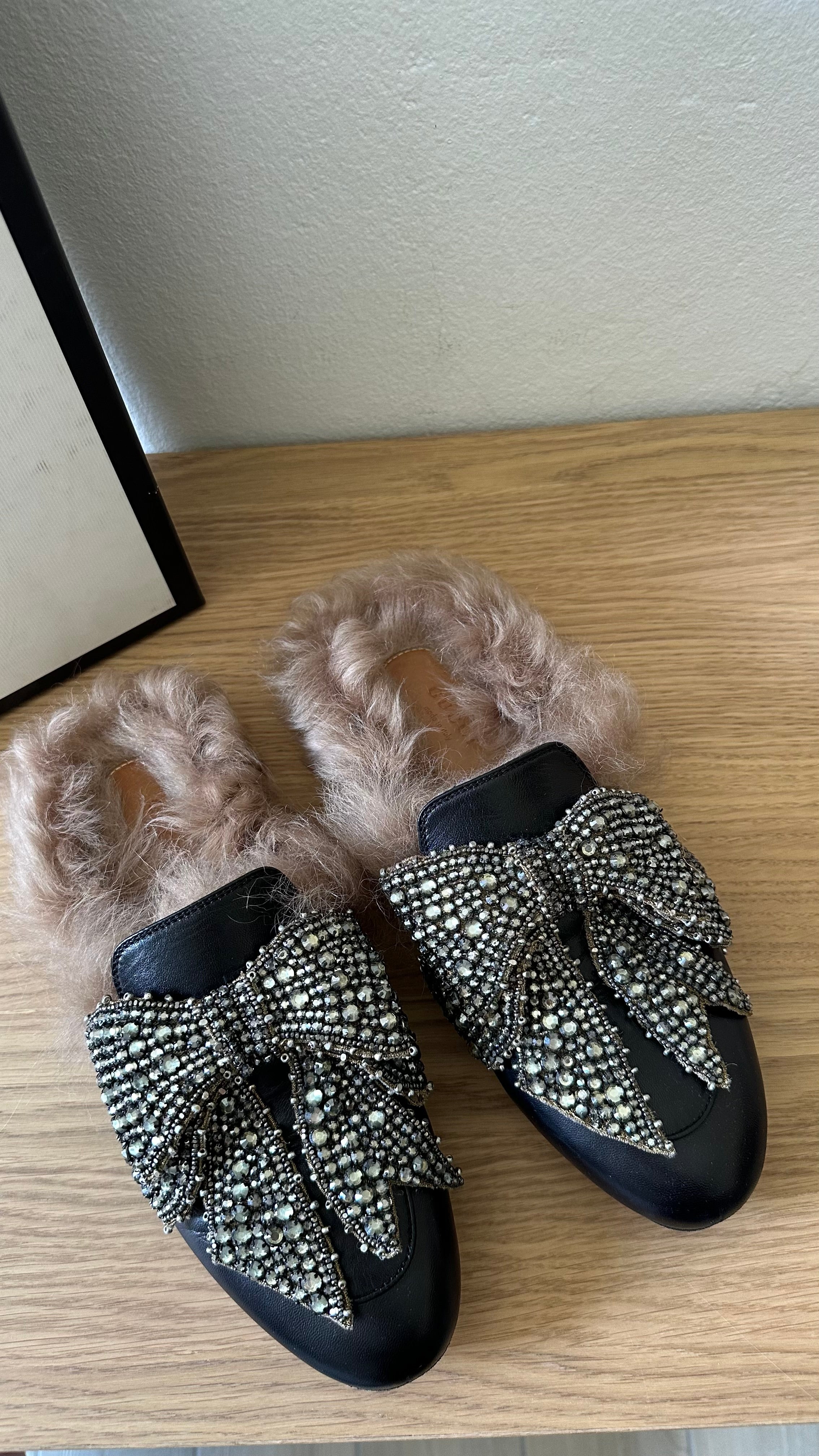 Mules Gucci Princetown in pelle nera con pelliccia e fiocco di cristalli – Taglia 38