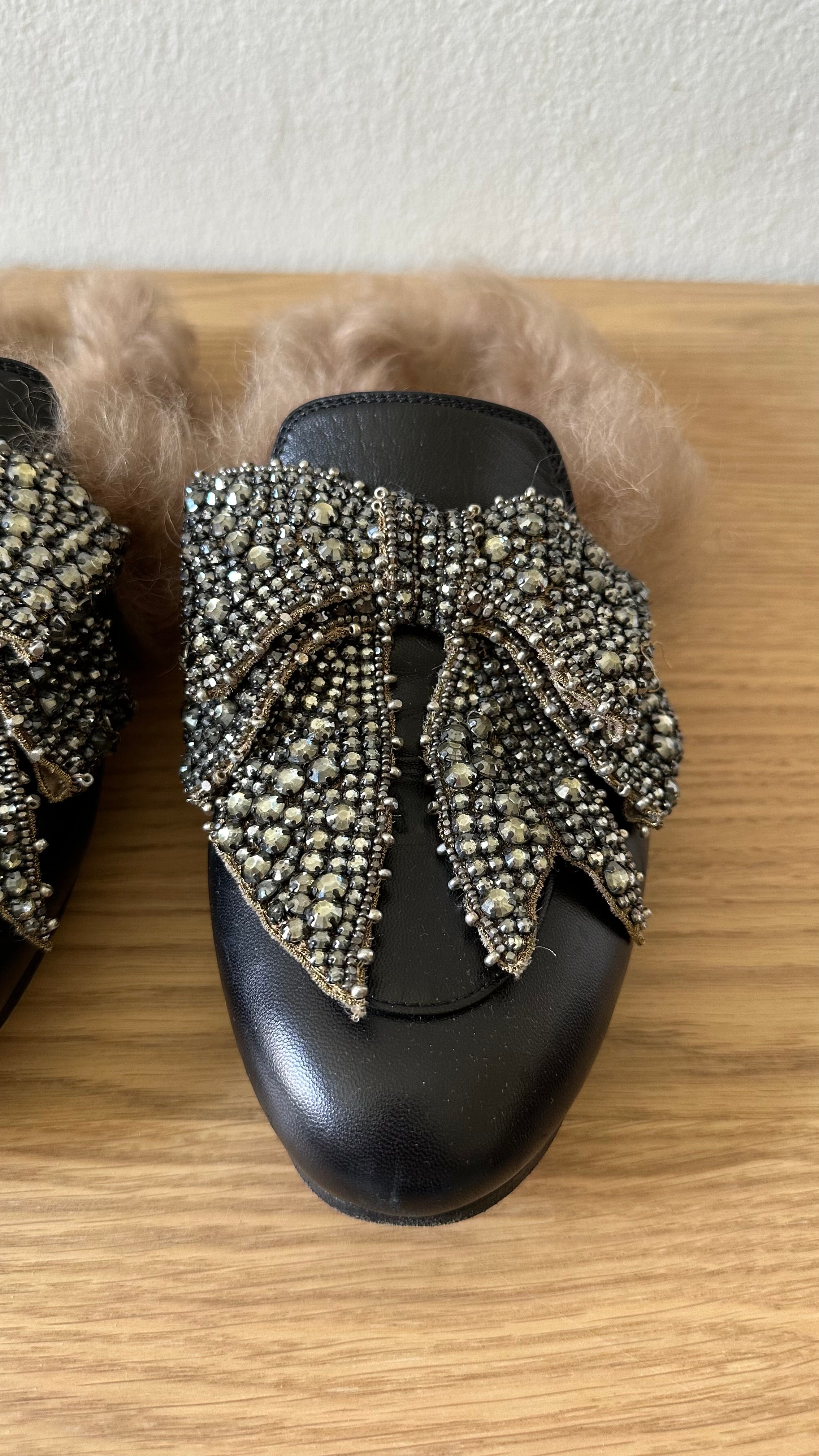 Mules Gucci Princetown in pelle nera con pelliccia e fiocco di cristalli – Taglia 38