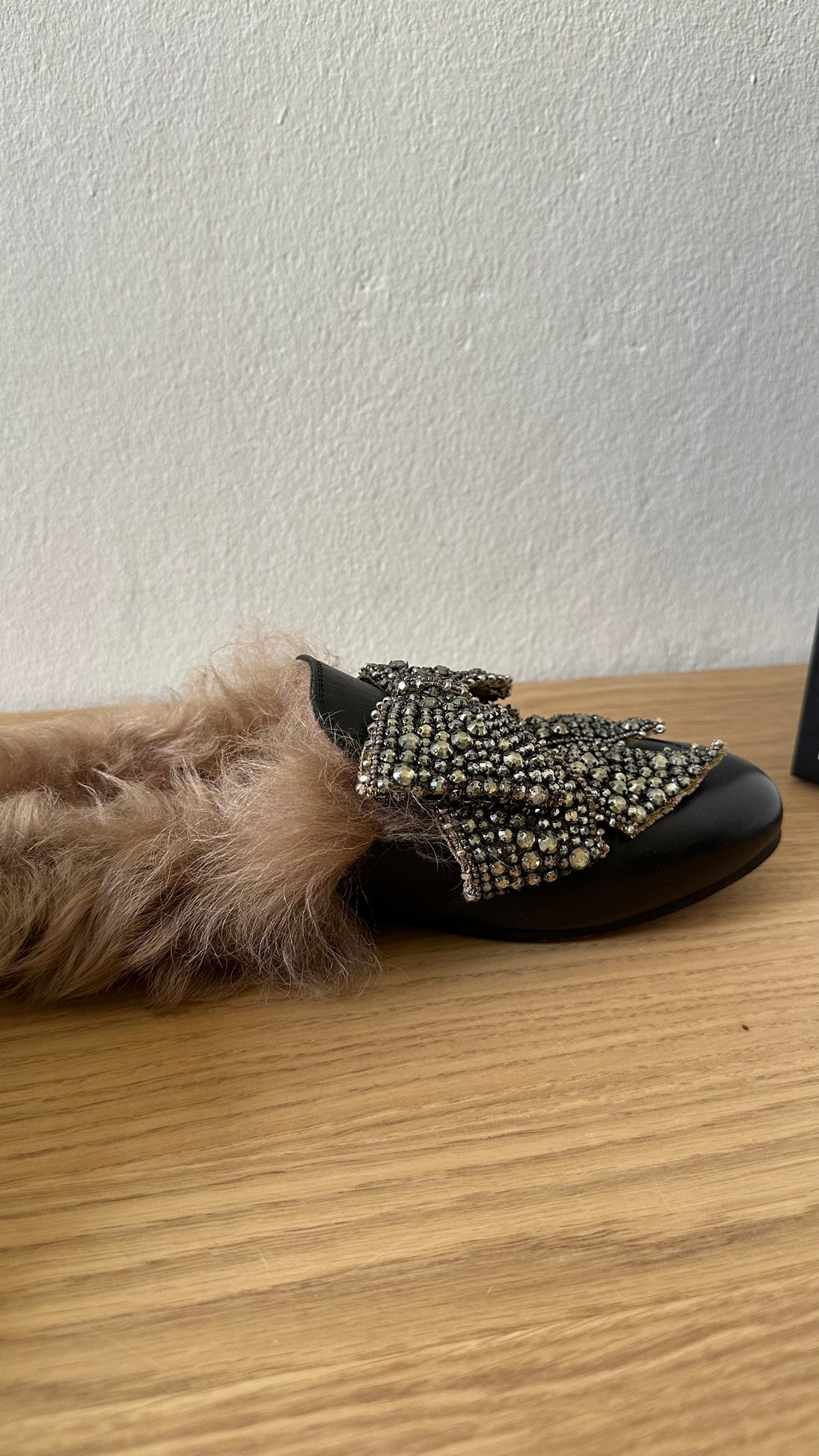 Mules Gucci Princetown in pelle nera con pelliccia e fiocco di cristalli – Taglia 38