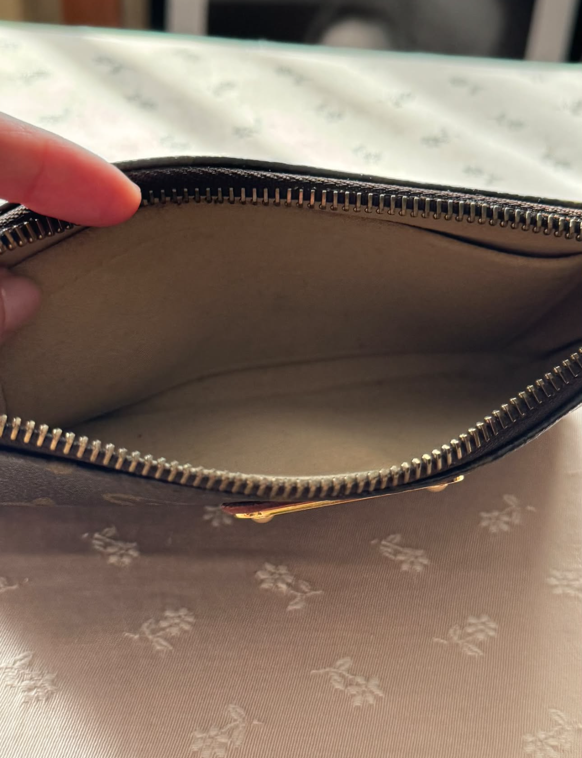 Preorder - LV Clutch MM